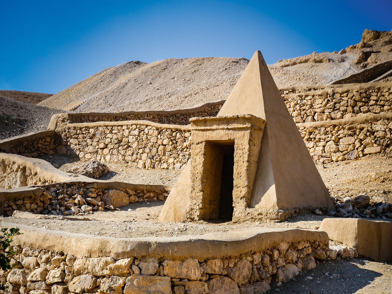 Luxor Full-Day Tour: Habu Temple, Deir el-Medina, and Nobles' Tomb